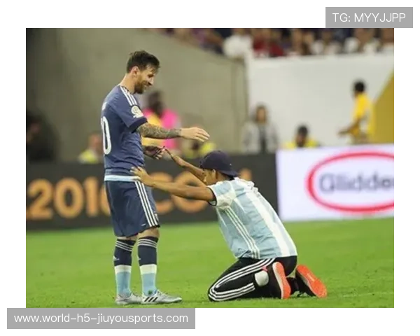 梅西安哥拉遭万人跪拜！总统送杯震撼全场