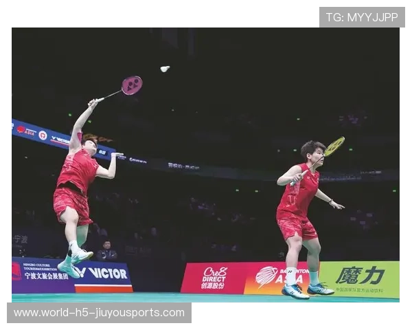 羽毛球双打撞拍后神奇得分，队友相视狂笑